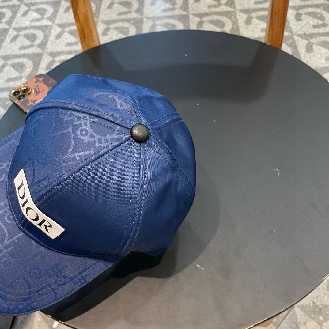  DIOR迪奥 
老花D家棒球帽🧢，超级火爆