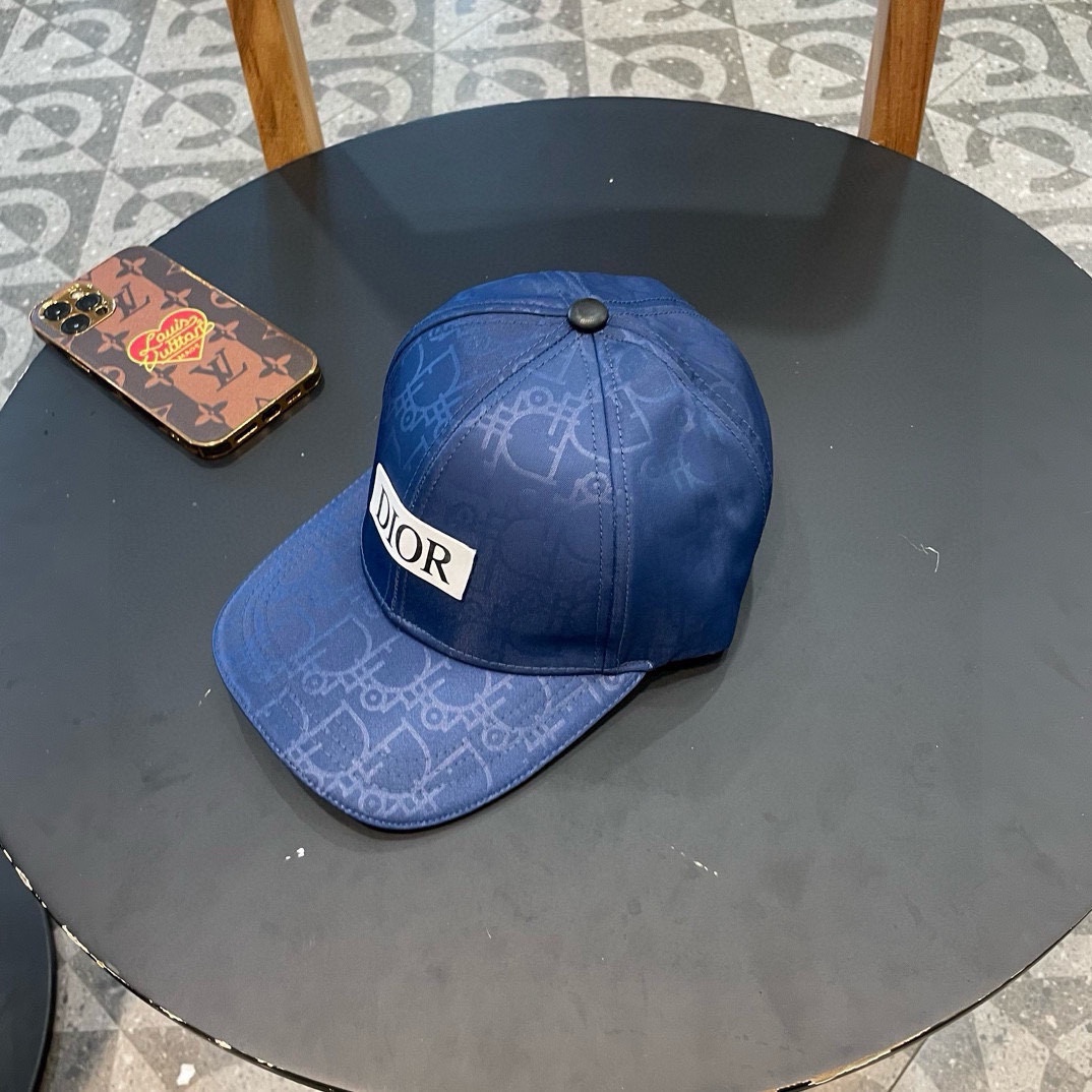  DIOR迪奥 
老花D家棒球帽🧢，超级火爆