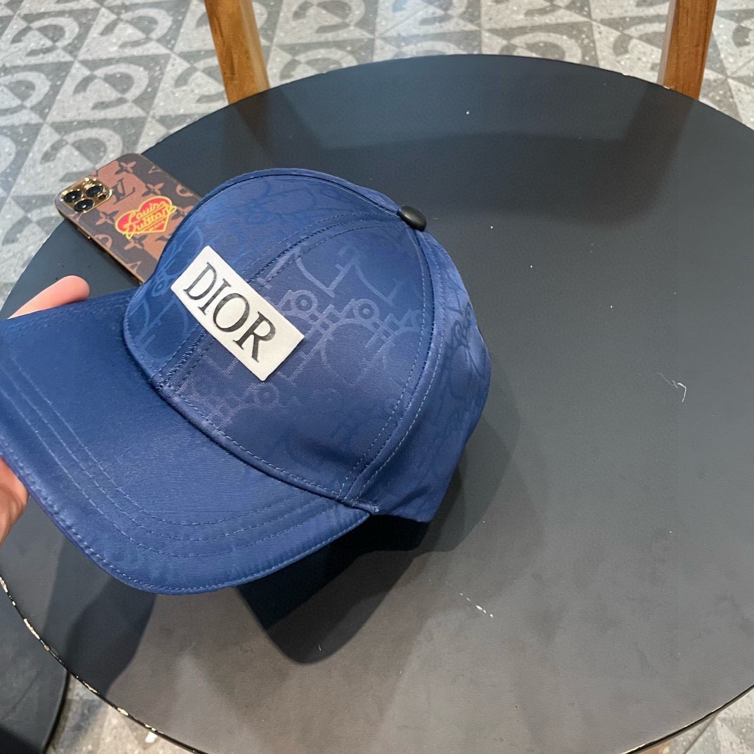  DIOR迪奥 
老花D家棒球帽🧢，超级火爆