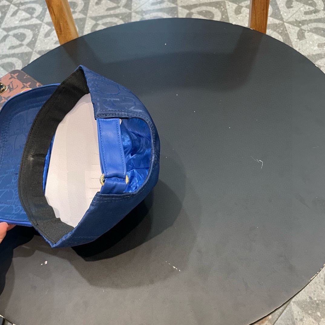  DIOR迪奥 
老花D家棒球帽🧢，超级火爆