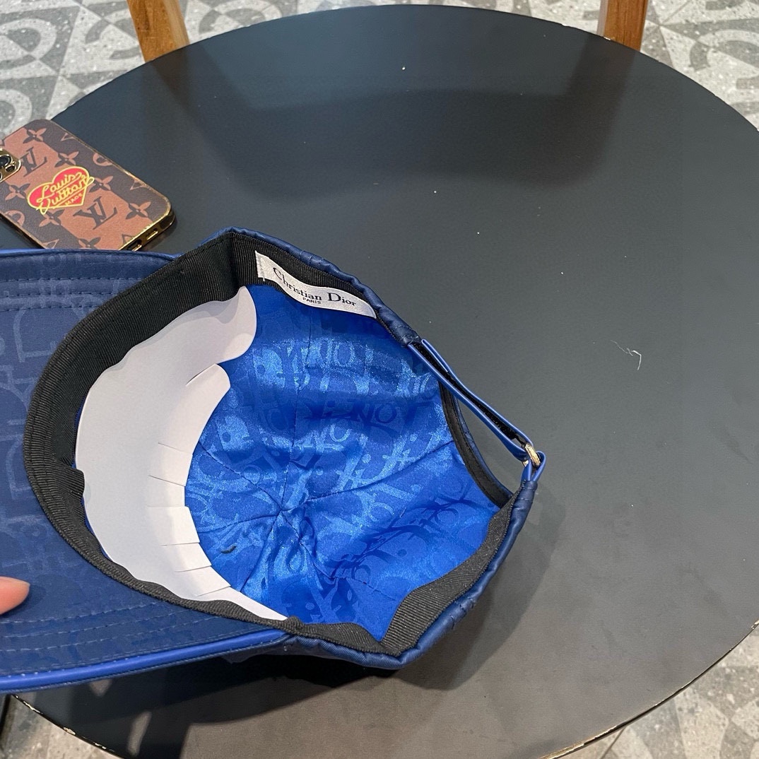  DIOR迪奥 
老花D家棒球帽🧢，超级火爆