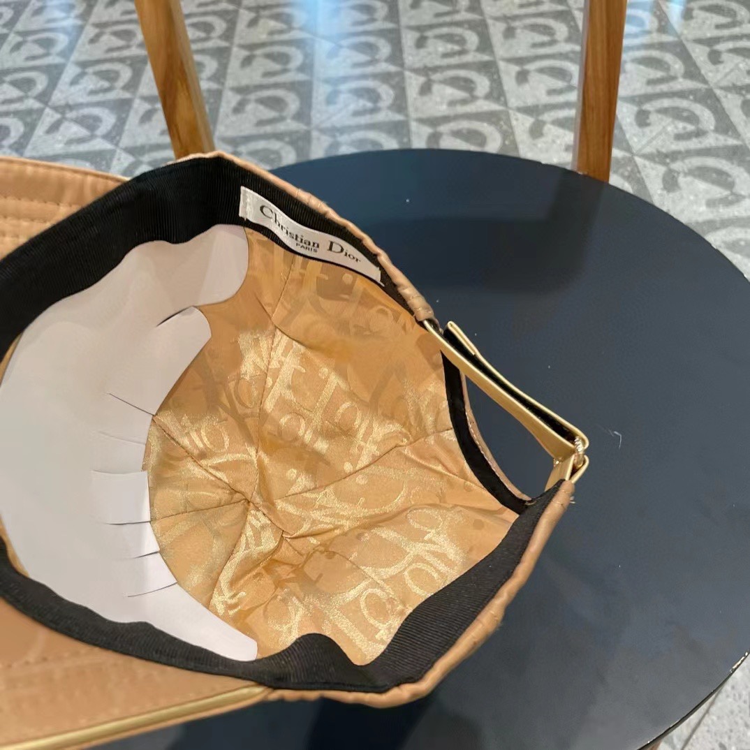  DIOR迪奥 
老花D家棒球帽🧢，超级火爆