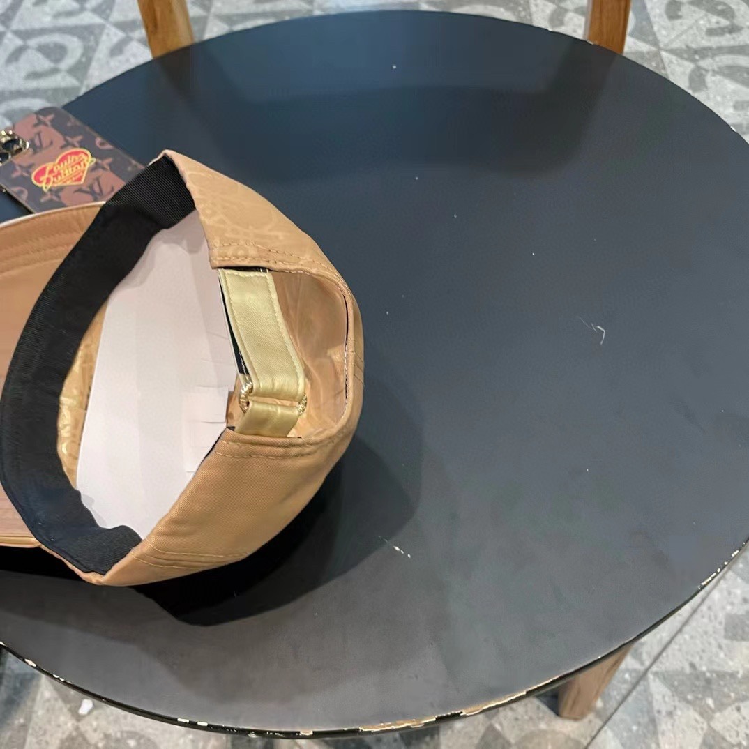  DIOR迪奥 
老花D家棒球帽🧢，超级火爆