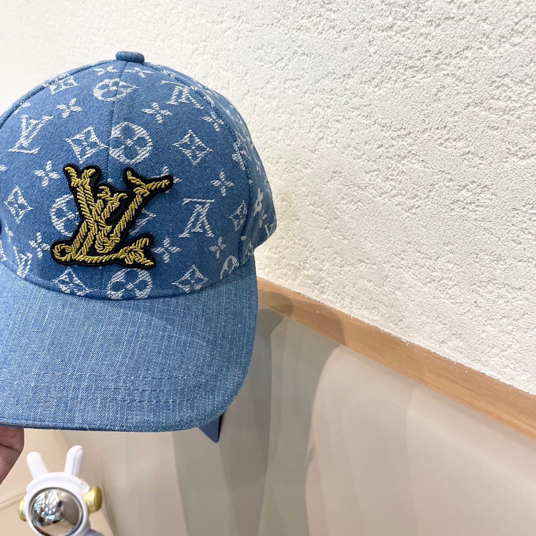    LV(路易威登)原单棒球帽， 洗水牛仔，轻盈透气！质量超赞，基础头围56，可调节