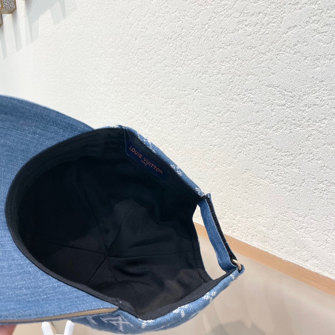    LV(路易威登)原单棒球帽， 洗水牛仔，轻盈透气！质量超赞，基础头围56，可调节