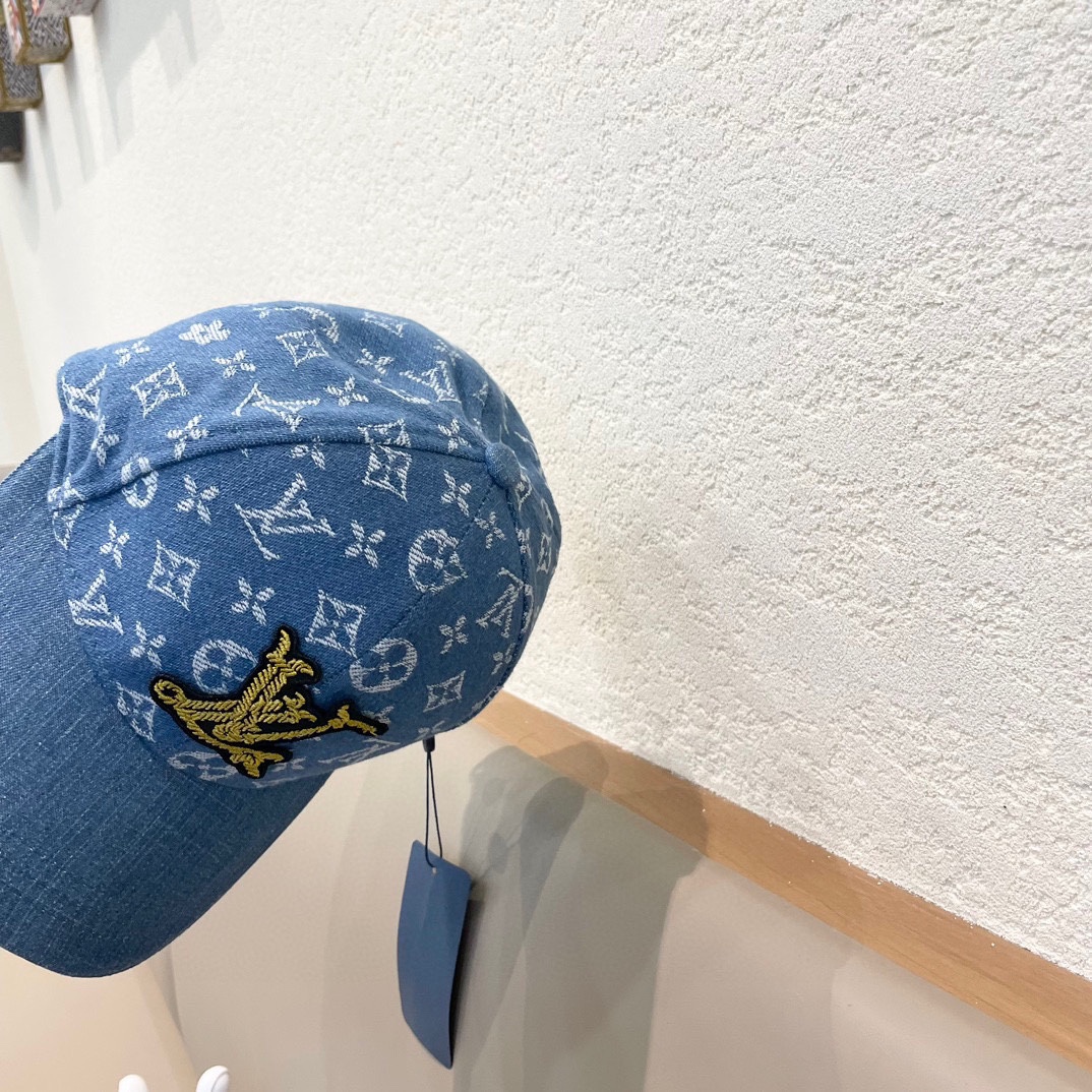    LV(路易威登)原单棒球帽， 洗水牛仔，轻盈透气！质量超赞，基础头围56，可调节