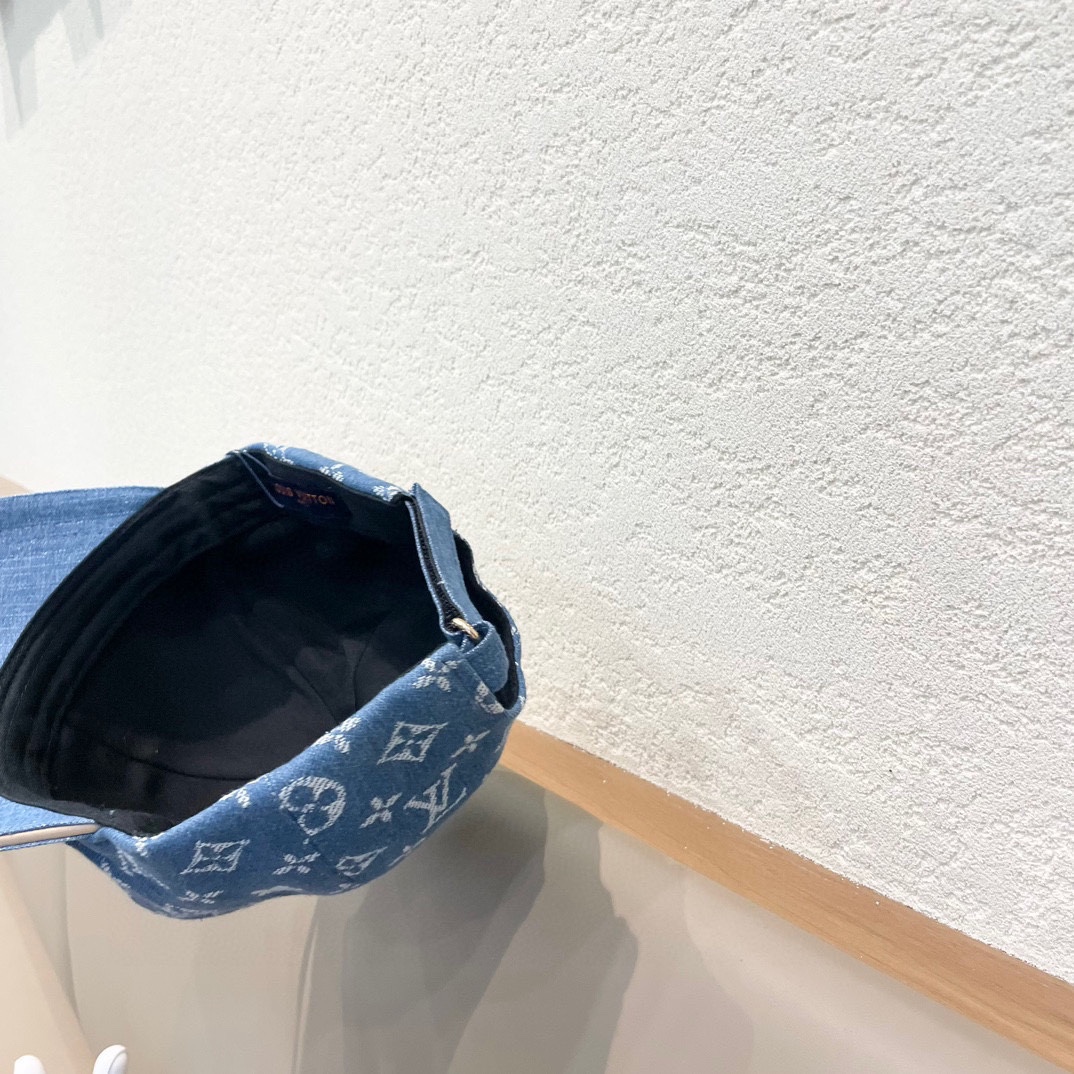    LV(路易威登)原单棒球帽， 洗水牛仔，轻盈透气！质量超赞，基础头围56，可调节