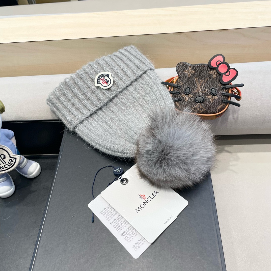 
  蒙口Moncler盟可睐💥官网经典针织帽，原单复刻.非常柔软亲肤，弹性很好💓有质感又非常百搭的款式