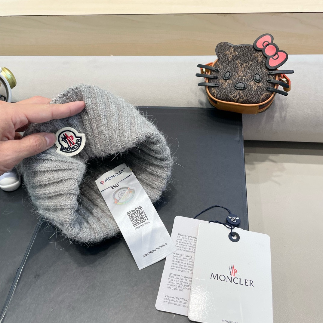 
  蒙口Moncler盟可睐💥官网经典针织帽，原单复刻.非常柔软亲肤，弹性很好💓有质感又非常百搭的款式