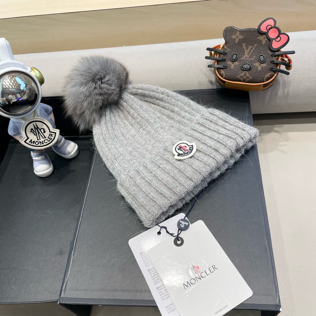 
  蒙口Moncler盟可睐💥官网经典针织帽，原单复刻.非常柔软亲肤，弹性很好💓有质感又非常百搭的款式