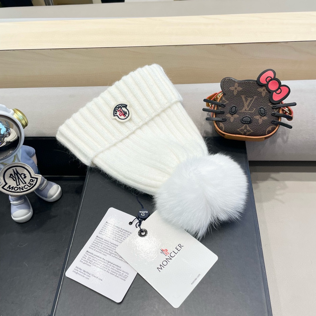 
  蒙口Moncler盟可睐💥官网经典针织帽，原单复刻.非常柔软亲肤，弹性很好💓有质感又非常百搭的款式