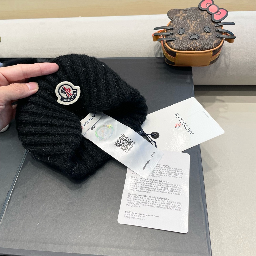 
  蒙口Moncler盟可睐💥官网经典针织帽，原单复刻.非常柔软亲肤，弹性很好💓有质感又非常百搭的款式