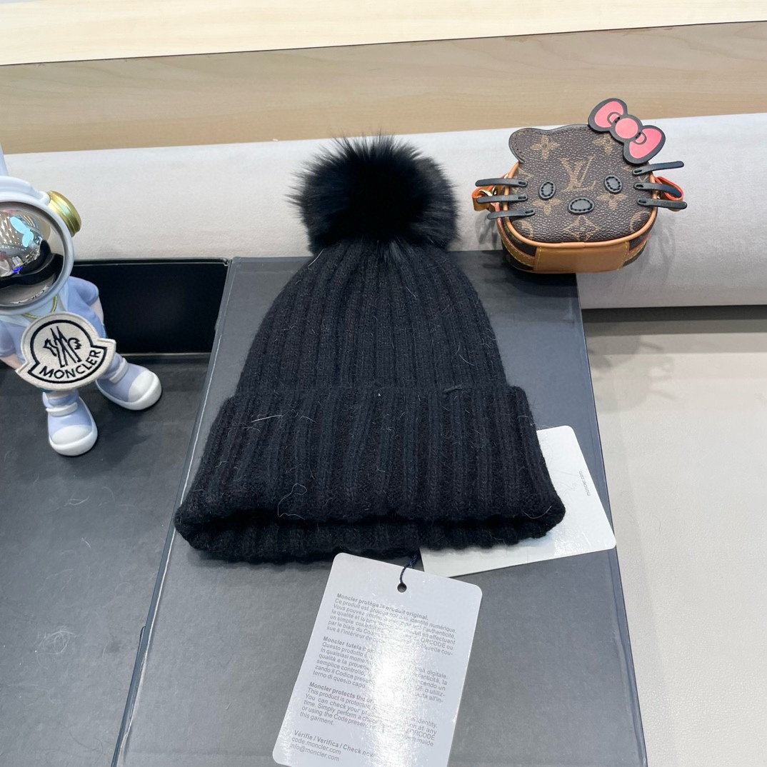 
  蒙口Moncler盟可睐💥官网经典针织帽，原单复刻.非常柔软亲肤，弹性很好💓有质感又非常百搭的款式