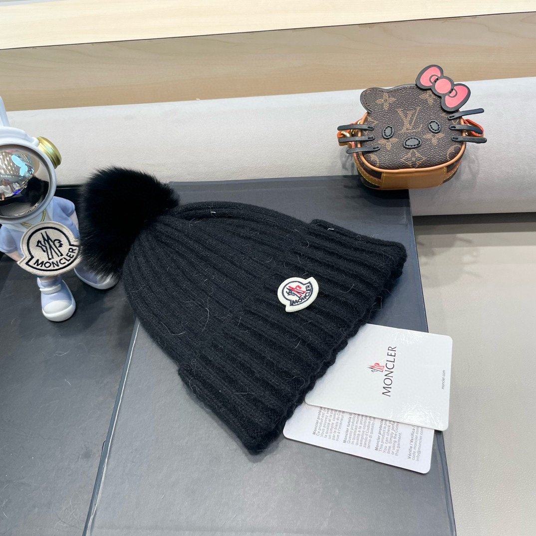 
  蒙口Moncler盟可睐💥官网经典针织帽，原单复刻.非常柔软亲肤，弹性很好💓有质感又非常百搭的款式