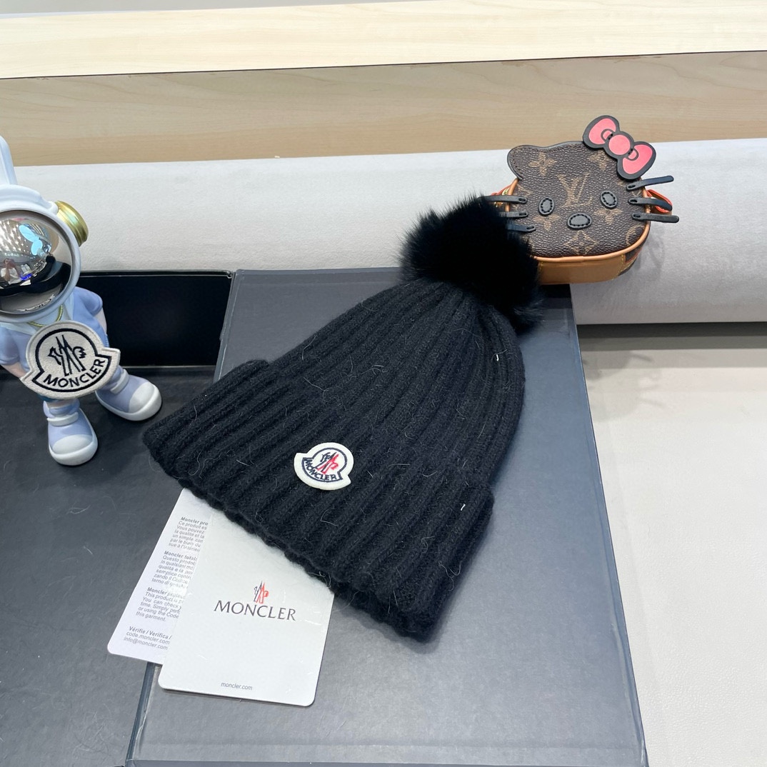 
  蒙口Moncler盟可睐💥官网经典针织帽，原单复刻.非常柔软亲肤，弹性很好💓有质感又非常百搭的款式