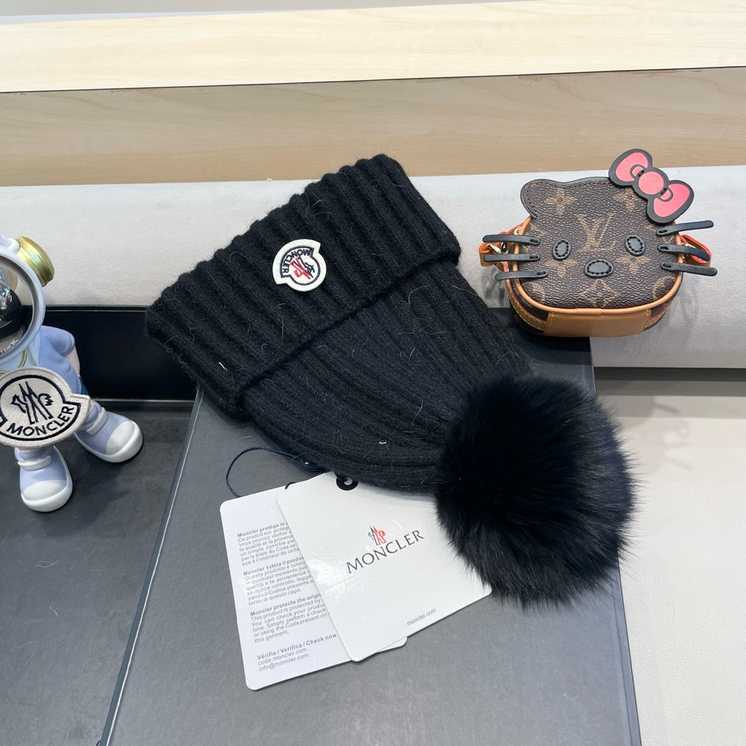 
  蒙口Moncler盟可睐💥官网经典针织帽，原单复刻.非常柔软亲肤，弹性很好💓有质感又非常百搭的款式
