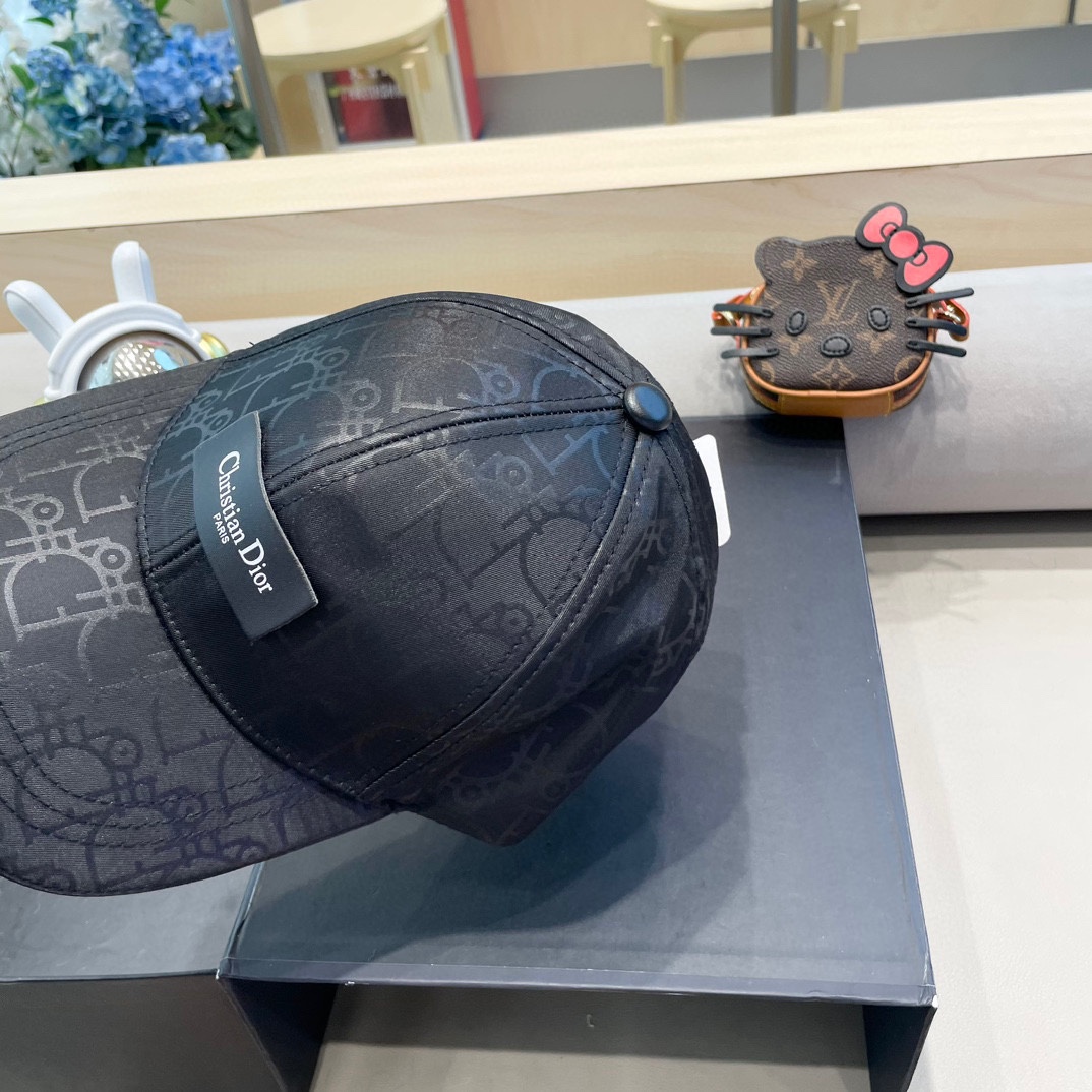   Dior(迪奥)新款原单棒球帽， Dior老花拼皮，复古韵味十足，11开模订制，原版帆布料+头层牛皮
