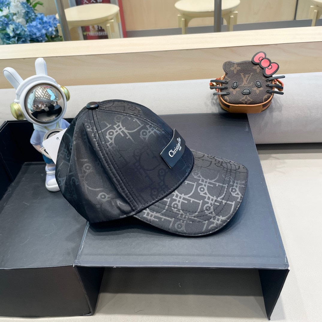   Dior(迪奥)新款原单棒球帽， Dior老花拼皮，复古韵味十足，11开模订制，原版帆布料+头层牛皮