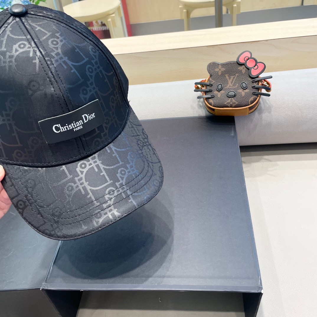   Dior(迪奥)新款原单棒球帽， Dior老花拼皮，复古韵味十足，11开模订制，原版帆布料+头层牛皮