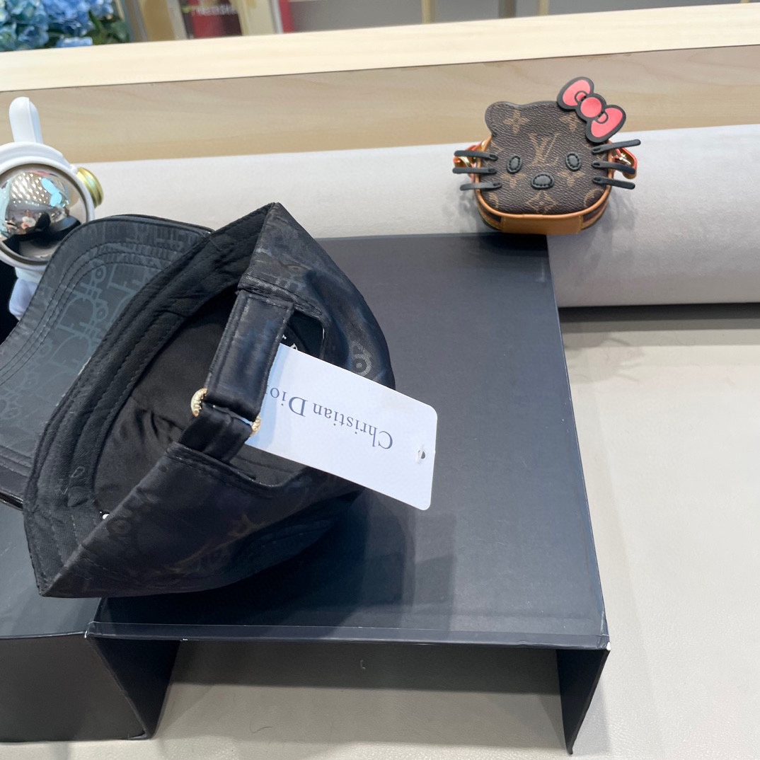   Dior(迪奥)新款原单棒球帽， Dior老花拼皮，复古韵味十足，11开模订制，原版帆布料+头层牛皮