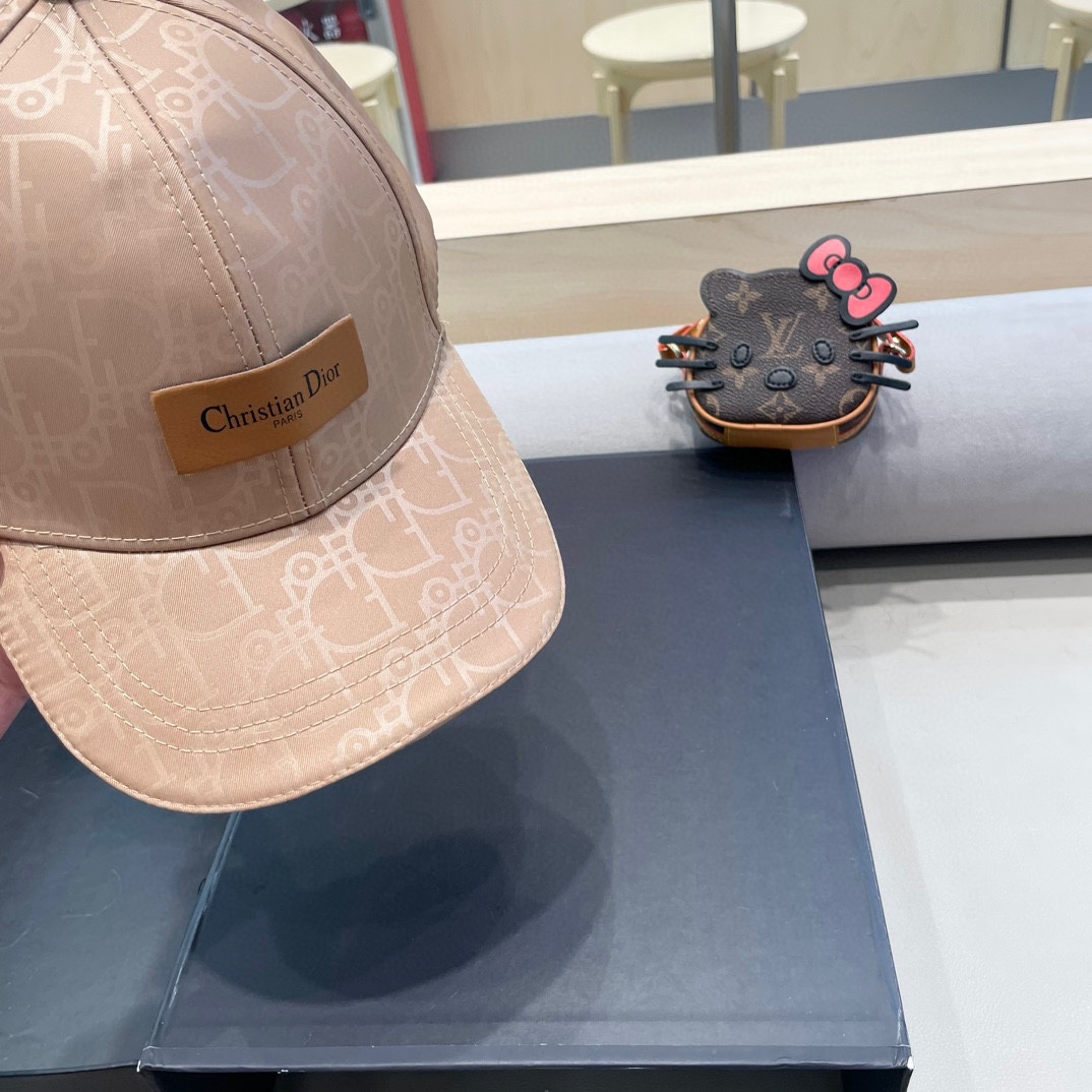   Dior(迪奥)新款原单棒球帽， Dior老花拼皮，复古韵味十足，11开模订制，原版帆布料+头层牛皮