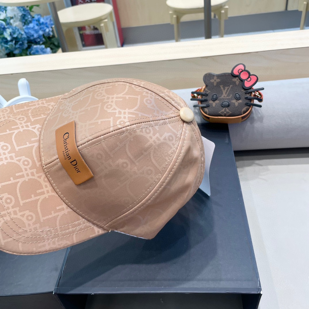   Dior(迪奥)新款原单棒球帽， Dior老花拼皮，复古韵味十足，11开模订制，原版帆布料+头层牛皮