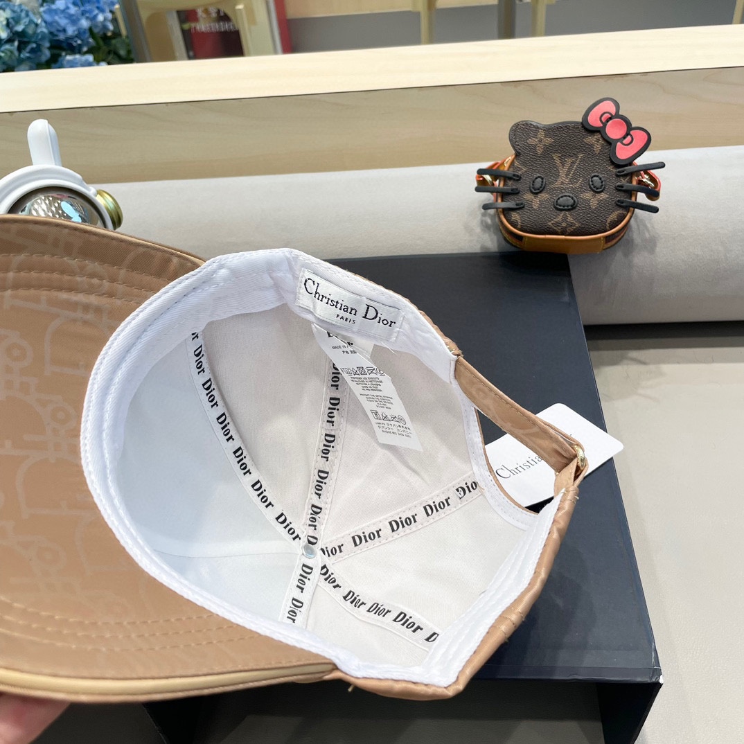   Dior(迪奥)新款原单棒球帽， Dior老花拼皮，复古韵味十足，11开模订制，原版帆布料+头层牛皮