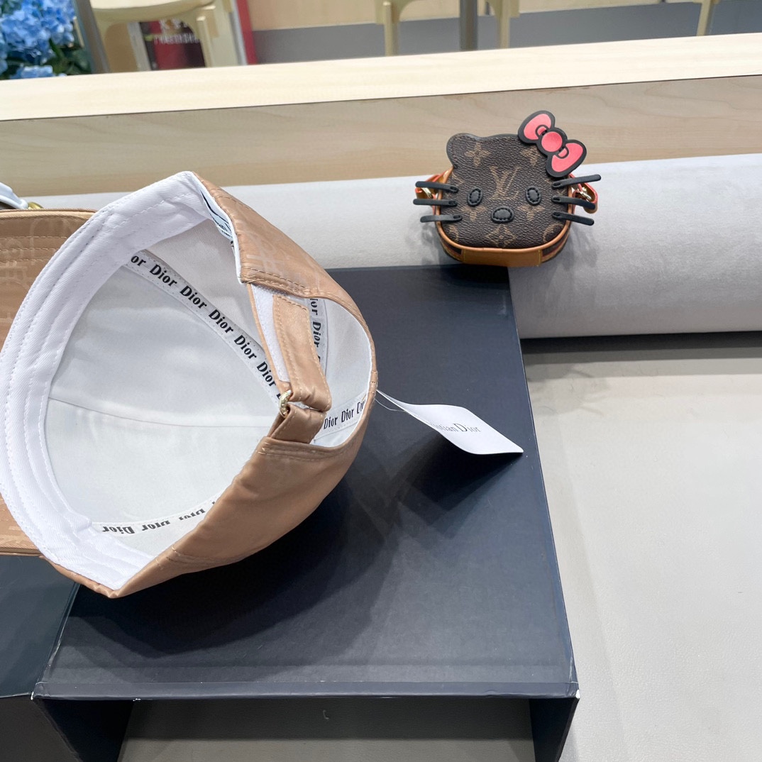   Dior(迪奥)新款原单棒球帽， Dior老花拼皮，复古韵味十足，11开模订制，原版帆布料+头层牛皮