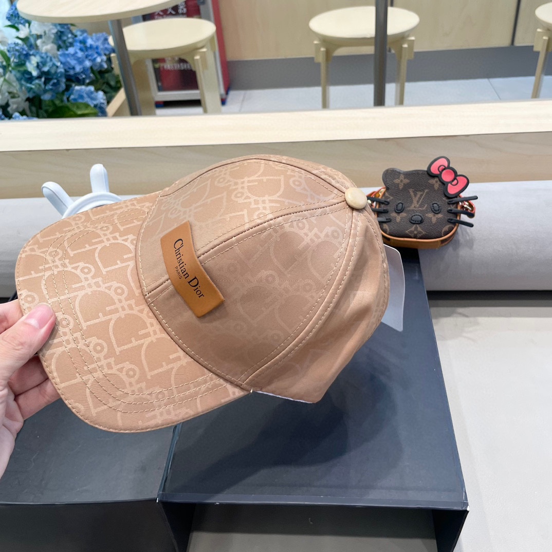   Dior(迪奥)新款原单棒球帽， Dior老花拼皮，复古韵味十足，11开模订制，原版帆布料+头层牛皮