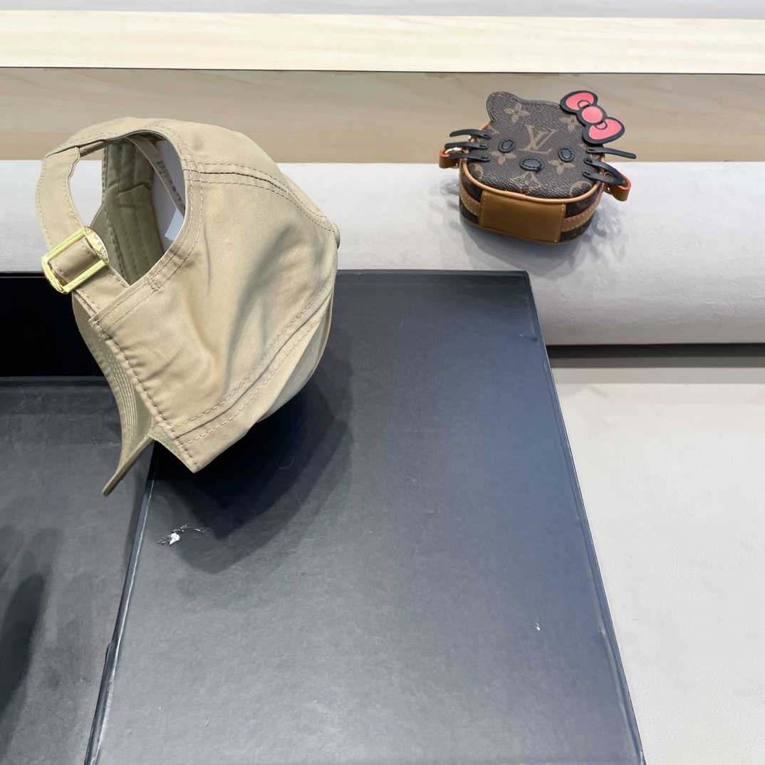  CELINE 塞琳 新款 🆕 棒球帽 🧢 
原单棒球帽 🧢原版1.1复刻 （对比 🆚 市场通货 
lo