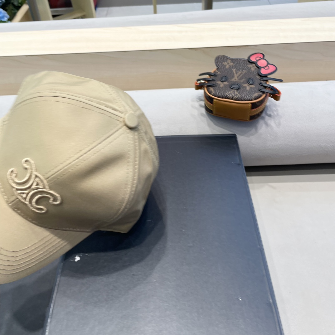  CELINE 塞琳 新款 🆕 棒球帽 🧢 
原单棒球帽 🧢原版1.1复刻 （对比 🆚 市场通货 
lo