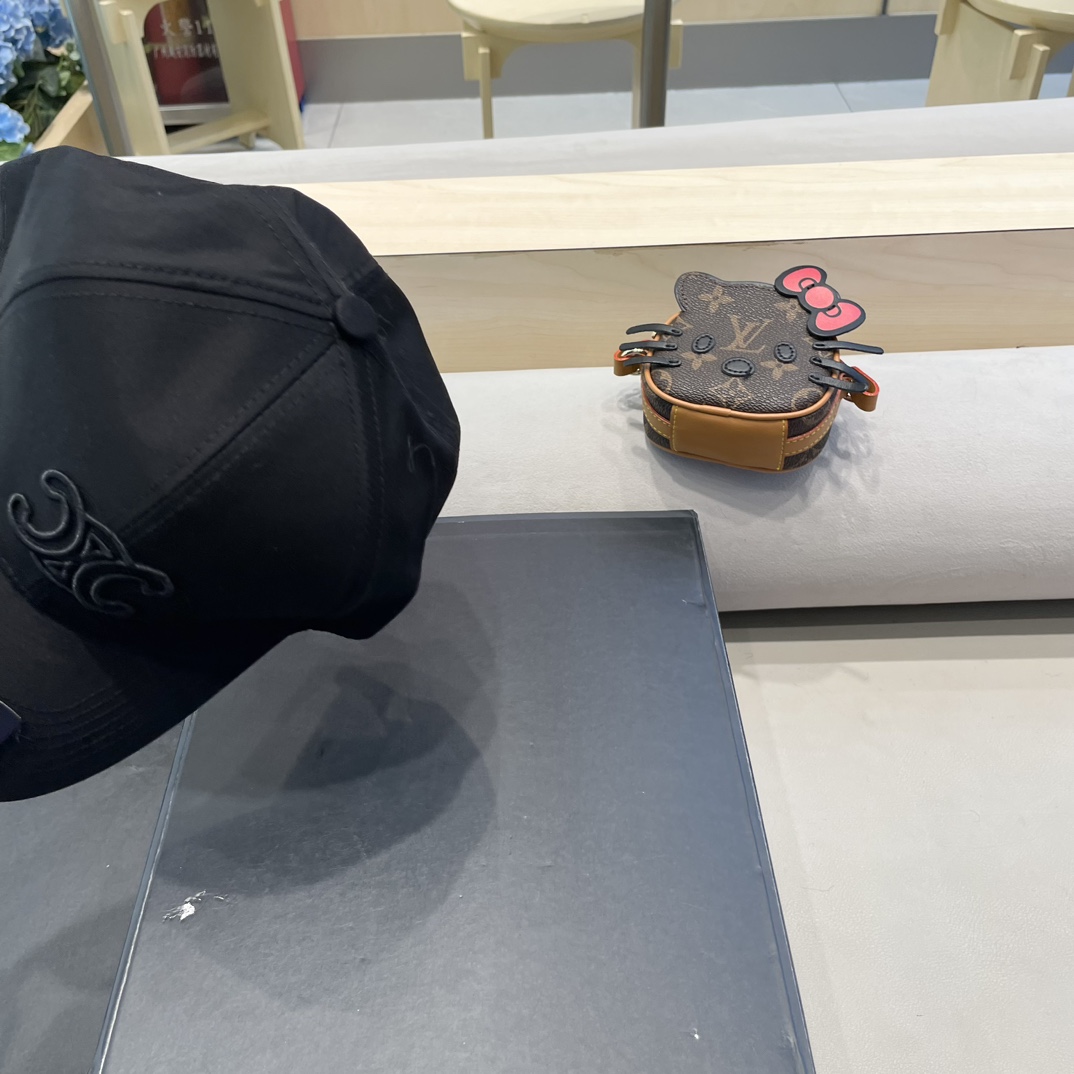  CELINE 塞琳 新款 🆕 棒球帽 🧢 
原单棒球帽 🧢原版1.1复刻 （对比 🆚 市场通货 
lo