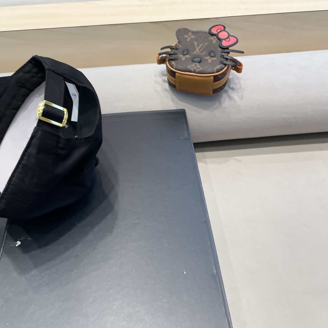  CELINE 塞琳 新款 🆕 棒球帽 🧢 
原单棒球帽 🧢原版1.1复刻 （对比 🆚 市场通货 
lo