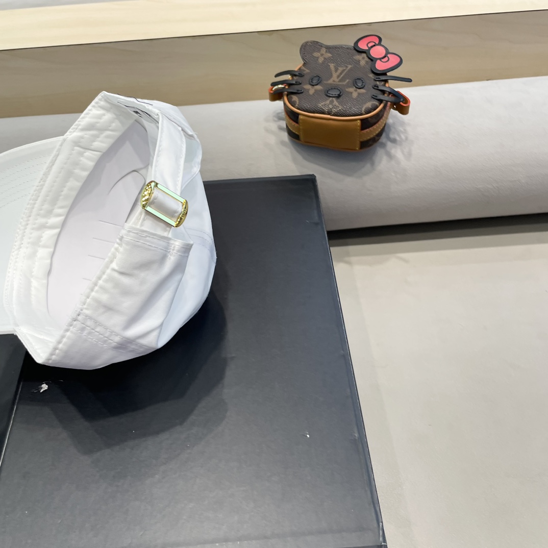  CELINE 塞琳 新款 🆕 棒球帽 🧢 
原单棒球帽 🧢原版1.1复刻 （对比 🆚 市场通货 
lo