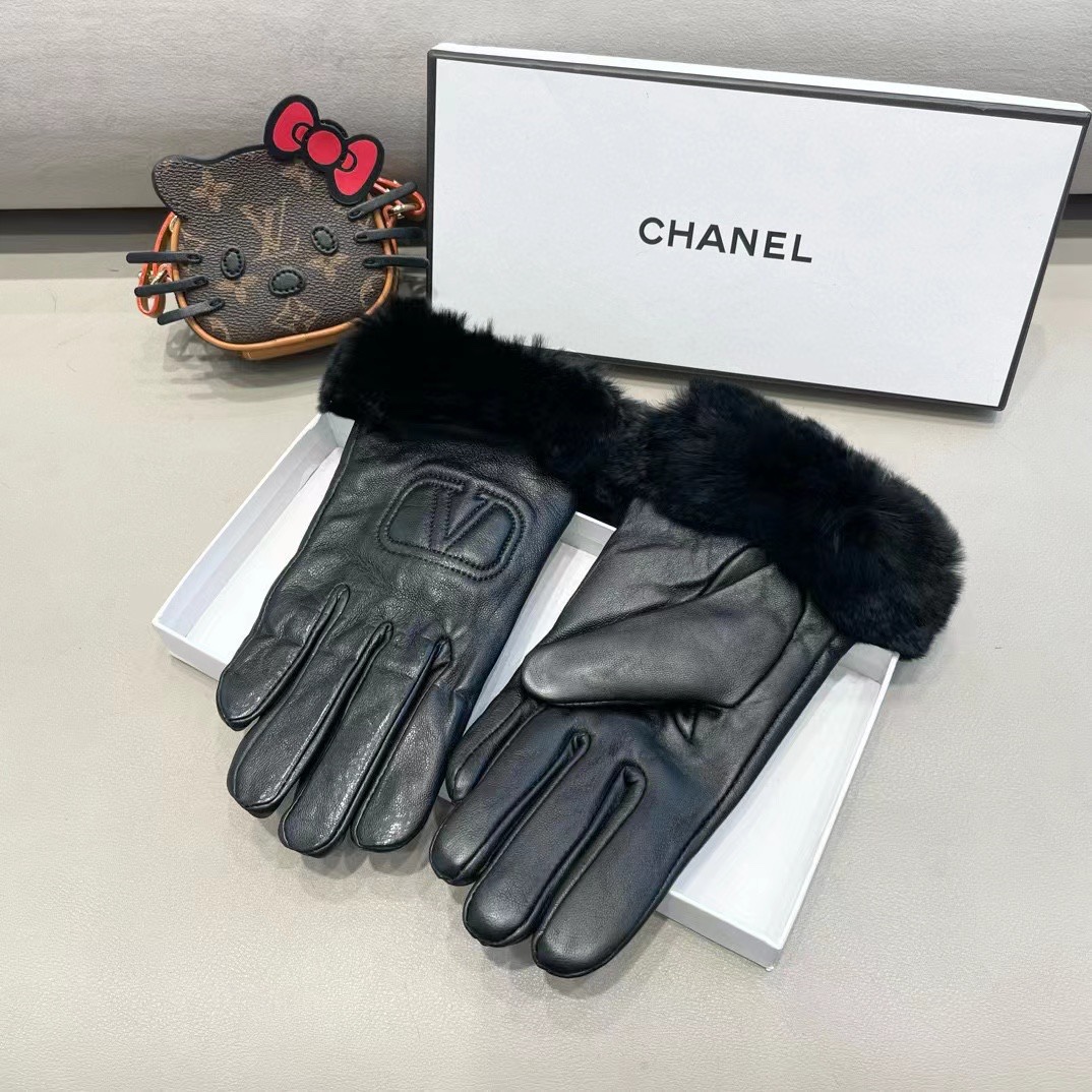 NO:554662,The new and exclusive launch of Valentino VALENTINO long lazy rabbit fur touch screen women's gloves [original quality] official website synchronizes women's new high-end sheepskin gloves, the goddess's first choice. Don't miss it, 100% imported sheepskin. The sheepskin leather is delicate and soft. Look for the imported sheepskin with a unique feel and cashmere lining for better warmth. Top-notch workmanship. No detail is spared. Authentic open edition. Counter one to one. Comes with box. Size M.  L gloves, gloves, valentino, valentino, sheepskin, gloves19860909新款独家首发华伦天奴VALENTINO长款懒兔毛触屏女款手套【原单品质】官网同步女士新款高档羊皮手套女神首选 不可错过百分百选用进口羊皮羊皮质细腻柔软 认准进口羊皮特有手感羊绒内里保暖更佳 顶级做工任何细节都不放过正品开版 专柜一比一 配盒子 码数Ｍ L手套,手套,valentino,valentino,sheepskin,gloves,accessory