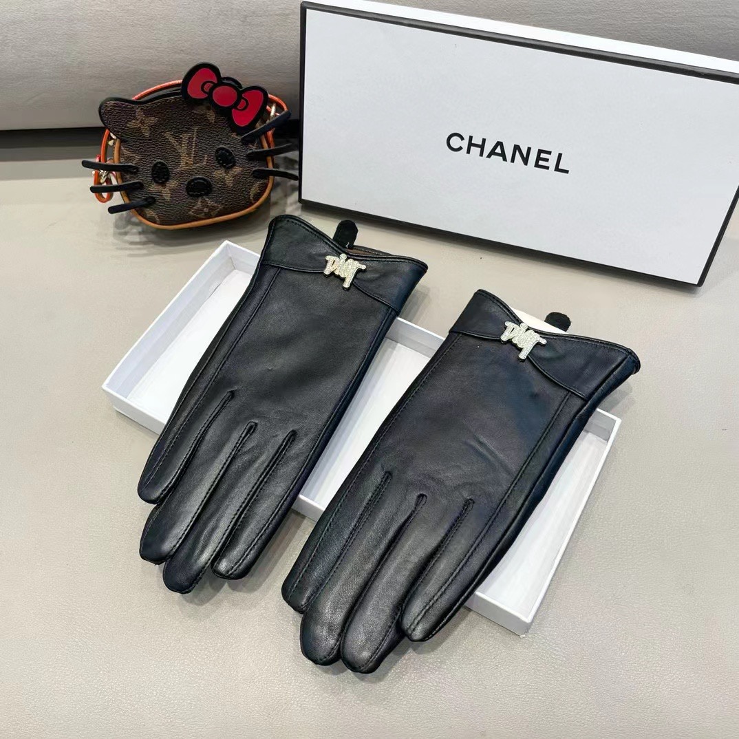 NO:554664,New exclusive first touch screen gloves Dior Dior [original quality] Official website syncs with women's new high-end sheepskin gloves. The goddess's first choice. Don't miss it. 100% imported sheepskin. The leather is fine and soft. Look for imported sheepskin with a special feel and cashmere lining to keep warm. Original custom hardware. Top-notch workmanship. No details are spared. Authentic version. Counter one to one. Comes with box. Size M L gloves, gloves, dior, dior, sheepskin, gloves.19860909新款独家首发触屏手套 Dior迪奥【原单品质】官网同步女士新款高档羊皮手套女神首选 不可错过百分百选用进口羊皮 皮质细腻柔软 认准进口羊皮特有手感羊绒内里保暖更佳 原版定制五金顶级做工任何细节都不放过正品开版 专柜一比一 配盒子 码数Ｍ L手套,手套,dior,dior,sheepskin,gloves,accessory