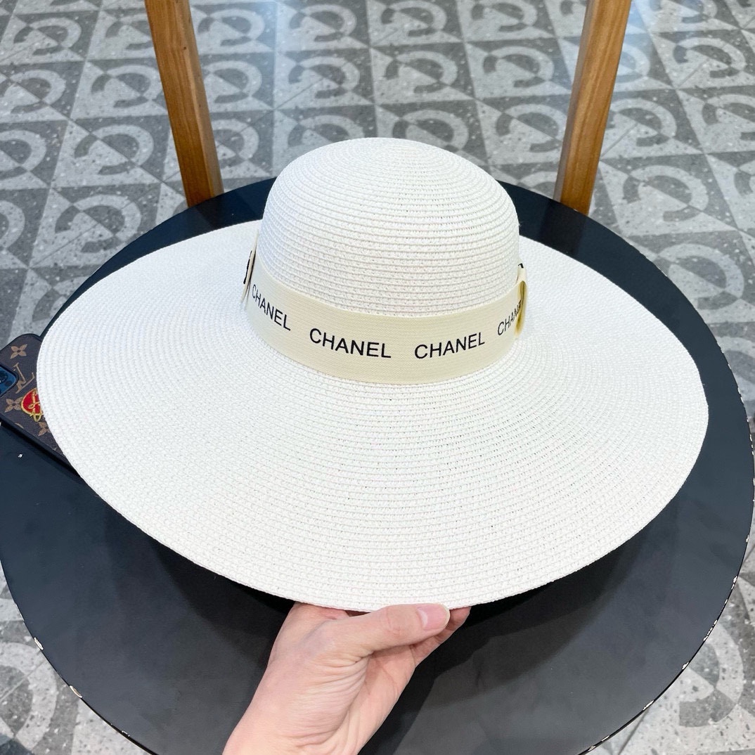 【CHANEL香奈儿】的新款草编遮阳平顶草帽帽🤩沙滩风，简约大方，百搭单品～出街首选，新款帽型超美腻，新