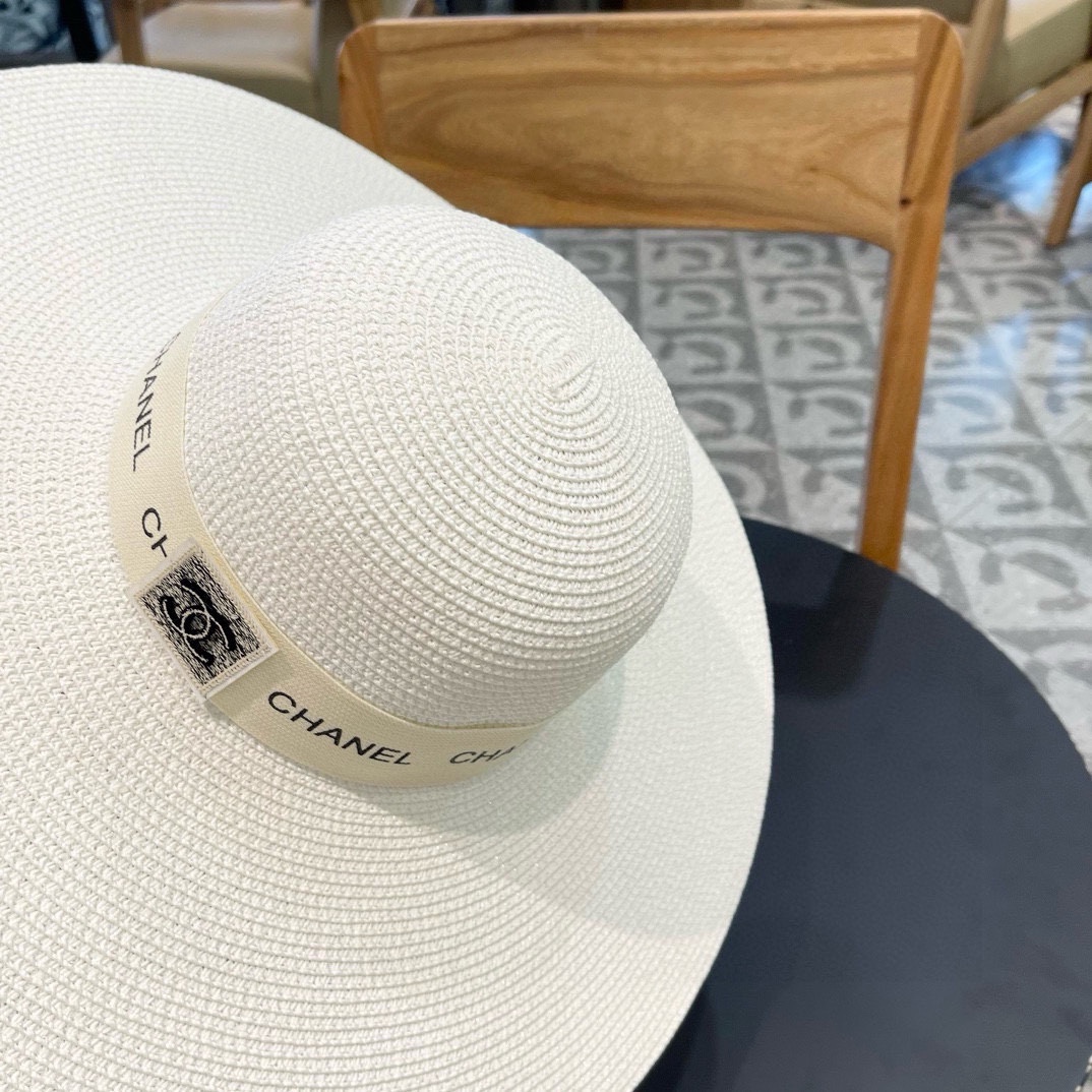 【CHANEL香奈儿】的新款草编遮阳平顶草帽帽🤩沙滩风，简约大方，百搭单品～出街首选，新款帽型超美腻，新