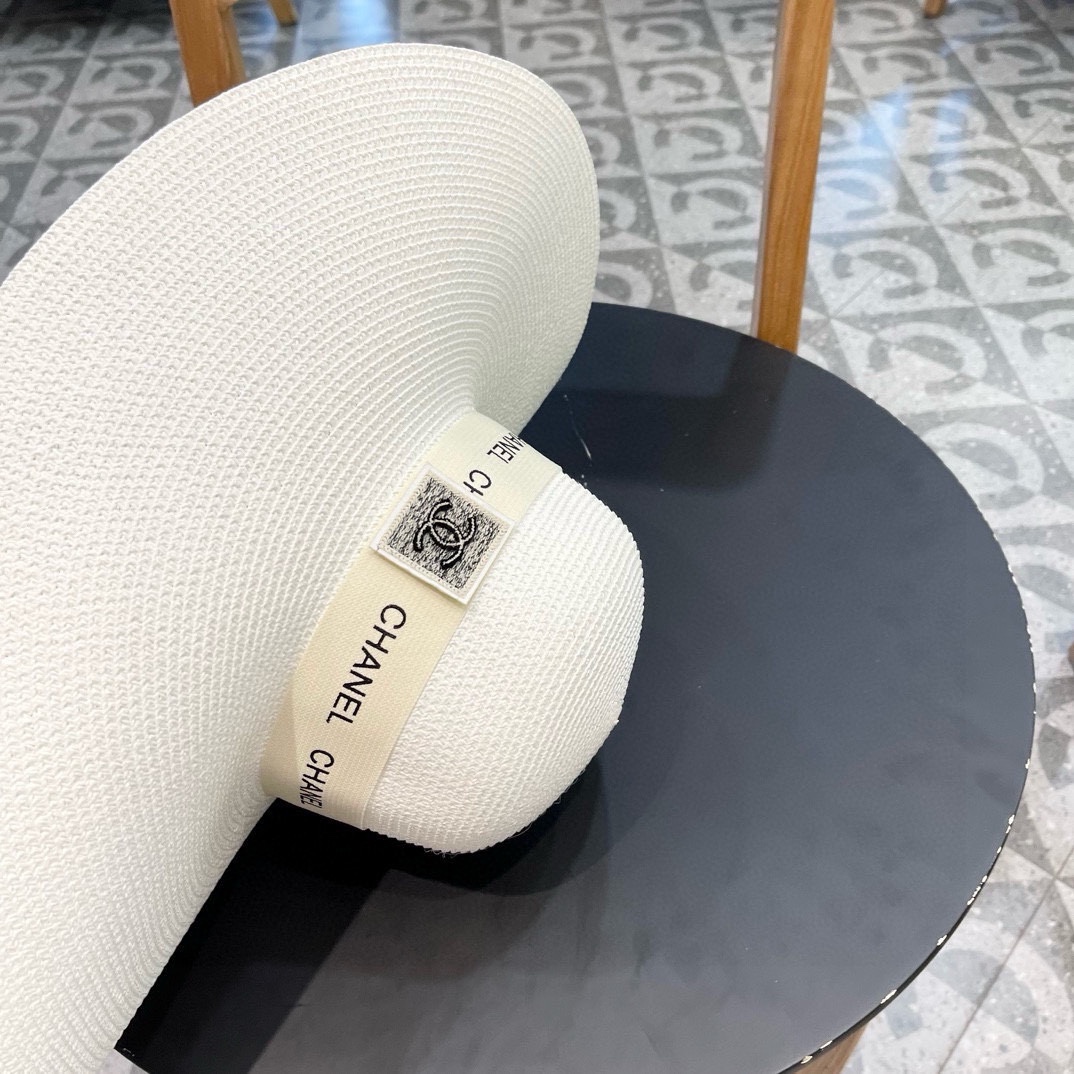 【CHANEL香奈儿】的新款草编遮阳平顶草帽帽🤩沙滩风，简约大方，百搭单品～出街首选，新款帽型超美腻，新