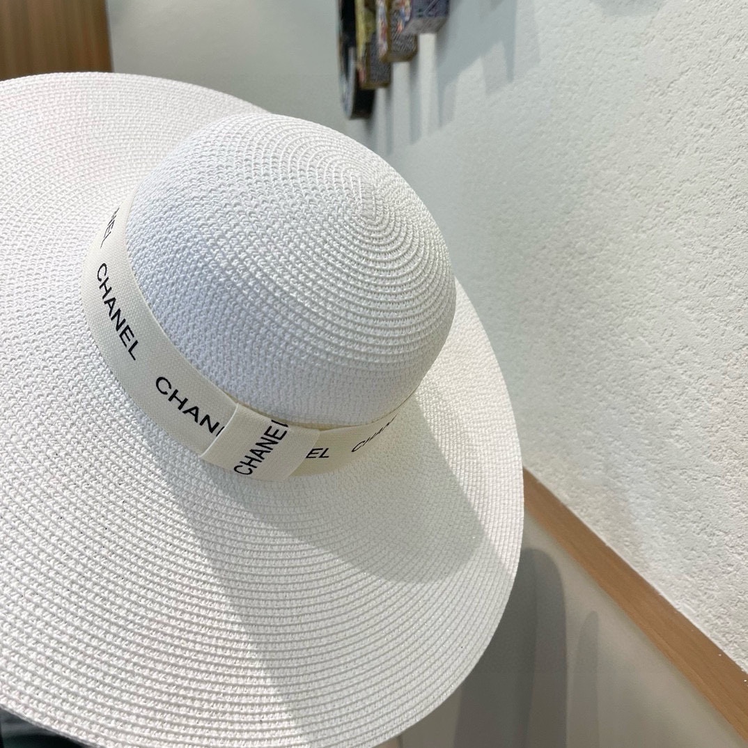 【CHANEL香奈儿】的新款草编遮阳平顶草帽帽🤩沙滩风，简约大方，百搭单品～出街首选，新款帽型超美腻，新
