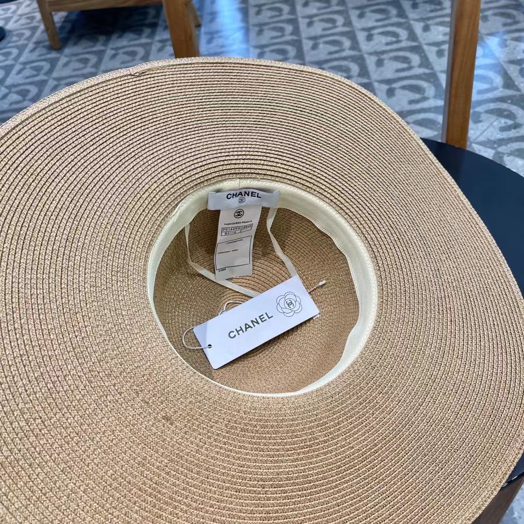 【CHANEL香奈儿】的新款草编遮阳平顶草帽帽🤩沙滩风，简约大方，百搭单品～出街首选，新款帽型超美腻，新
