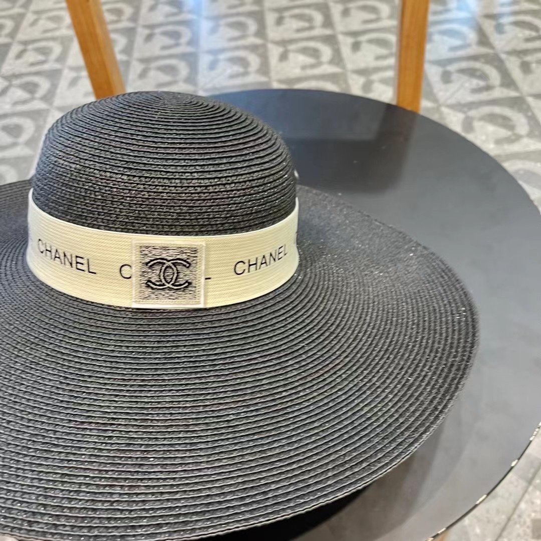 【CHANEL香奈儿】的新款草编遮阳平顶草帽帽🤩沙滩风，简约大方，百搭单品～出街首选，新款帽型超美腻，新
