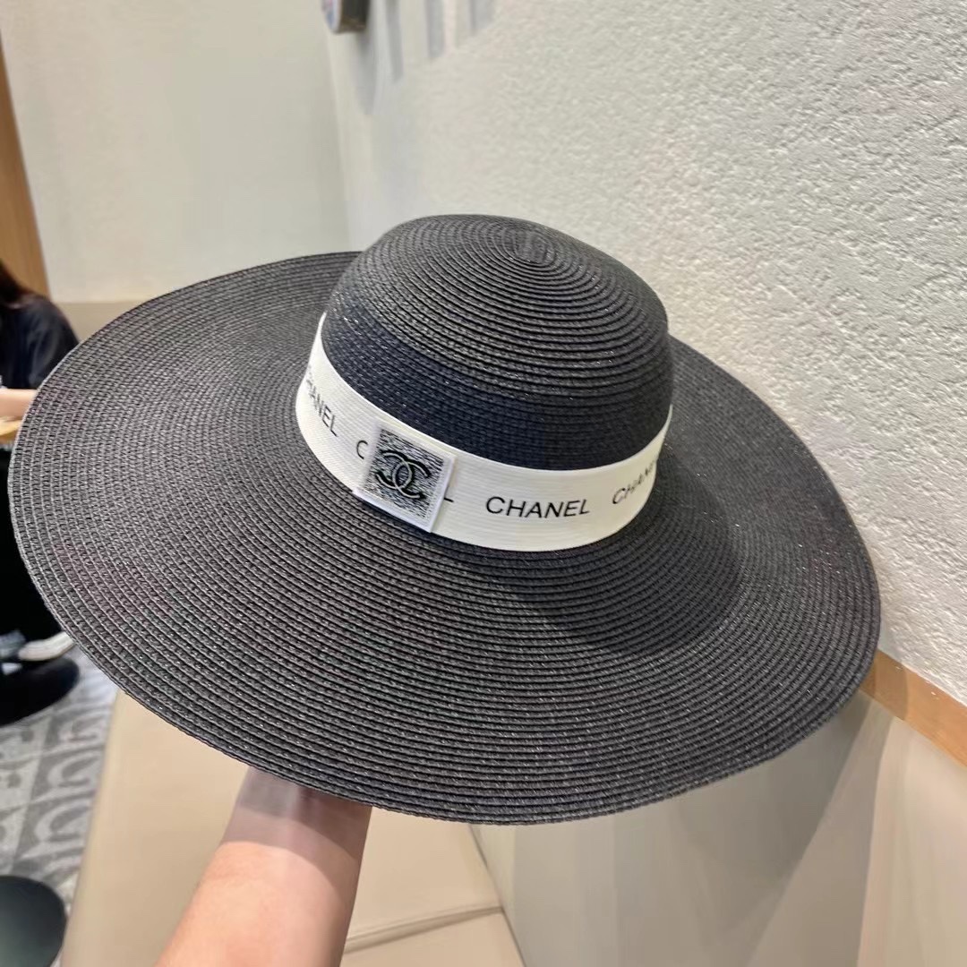 【CHANEL香奈儿】的新款草编遮阳平顶草帽帽🤩沙滩风，简约大方，百搭单品～出街首选，新款帽型超美腻，新