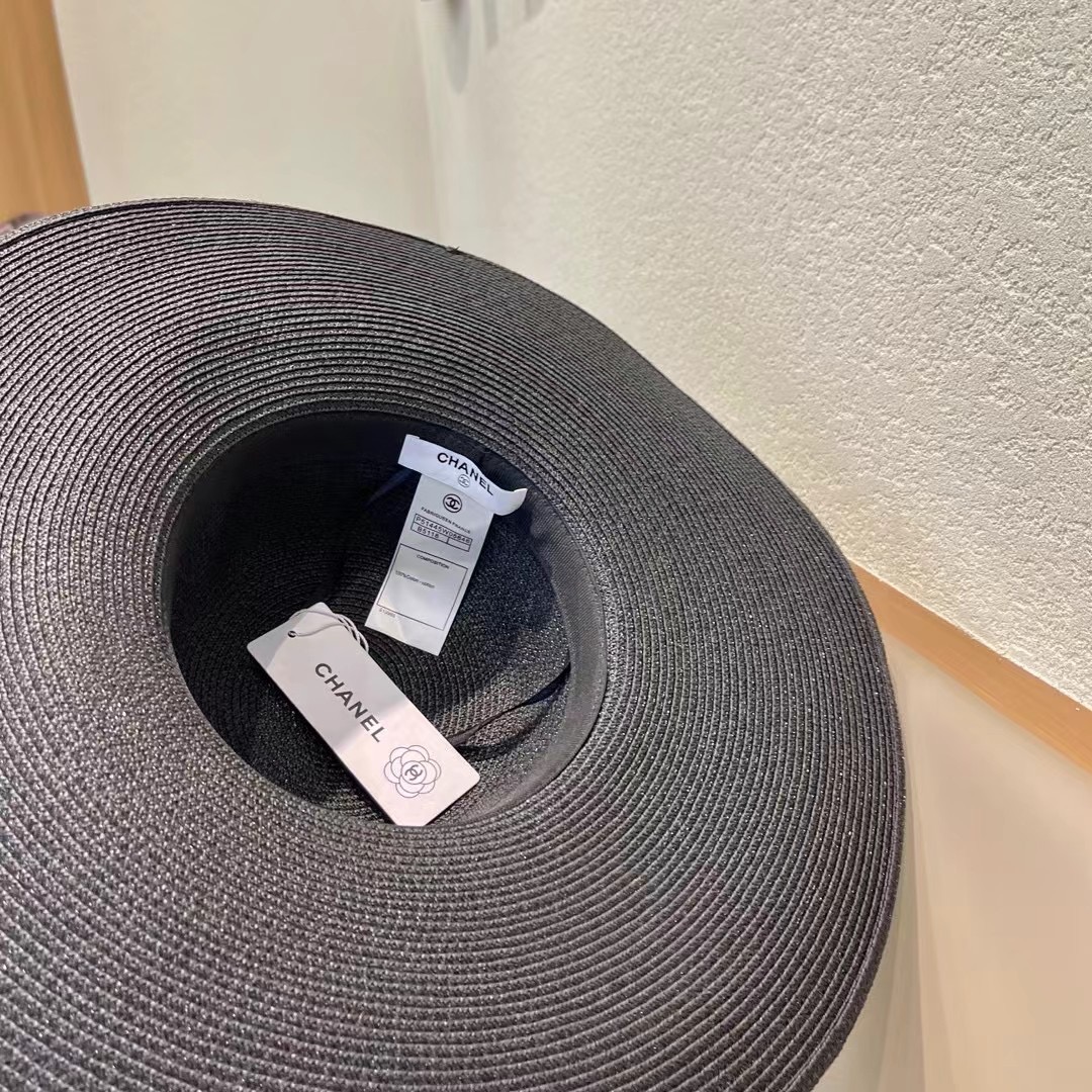 【CHANEL香奈儿】的新款草编遮阳平顶草帽帽🤩沙滩风，简约大方，百搭单品～出街首选，新款帽型超美腻，新