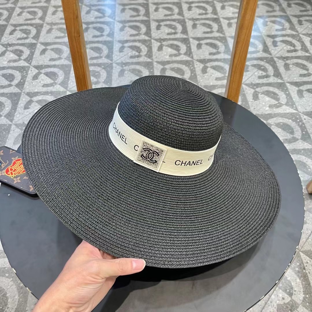 【CHANEL香奈儿】的新款草编遮阳平顶草帽帽🤩沙滩风，简约大方，百搭单品～出街首选，新款帽型超美腻，新