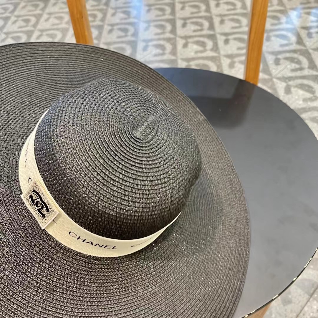 【CHANEL香奈儿】的新款草编遮阳平顶草帽帽🤩沙滩风，简约大方，百搭单品～出街首选，新款帽型超美腻，新