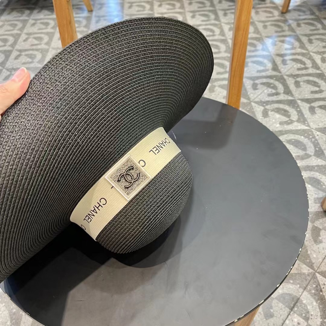 【CHANEL香奈儿】的新款草编遮阳平顶草帽帽🤩沙滩风，简约大方，百搭单品～出街首选，新款帽型超美腻，新