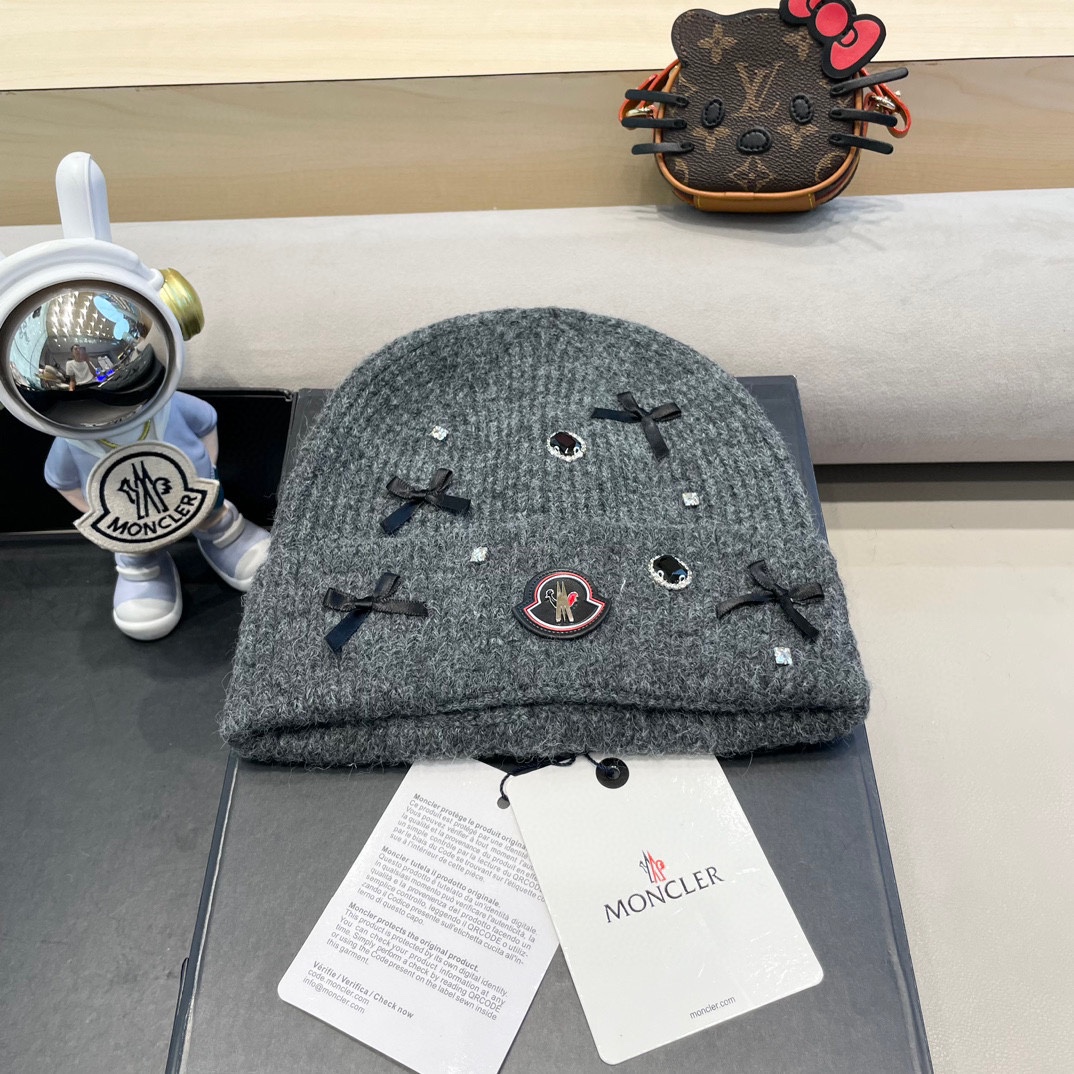 NO:214724,Moncler Moncler bow rhinestone knitted wool hat for women in autumn and winter fashion warm and versatile ear protection cold hat face small hat fisherman hat baseball hat knit hat, hat, christian louboutin, Moncler, Moncler, espadrilles, hats19860909蒙口Moncler盟可睐蝴蝶结水钻针织毛线帽女秋冬季时尚保暖百搭护耳冷帽显脸小帽子渔夫帽棒球帽针织帽,帽子,christian louboutin,Moncler,Moncler,espadrilles,hats,hat