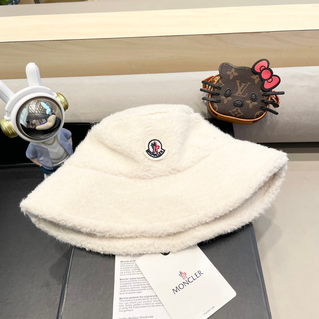 NO:214728,Mengkelai Moncler, moncler, a fisherman's hat, a super gentle fisherman's hat. This simple and versatile fisherman's hat, really wants to buy it in winter. It will never go out of date if worn for a few more years. The hat is three-dimensional and stylish. You can wear it with a round face/square face. Super small face. Paired with a suit jacket. Gentle and elegant hat. Fisherman's hat. Baseball hat. Knitted hat. Hats. Christian louboutin. Moncler. Moncler. Espadrilles. Jackets. Business suit. Hats.19860909盟可睐 moncler 蒙口毛渔夫帽 超温柔的一顶渔夫帽 这种简约百搭的渔夫帽 真的是一到冬天就想买 多戴几年都不会过时 帽子立体有型 圆脸/方脸素颜都可以佩戴 超级显脸小 搭配西装外套 温柔又显气质帽子渔夫帽棒球帽针织帽,帽子,christian louboutin,Moncler,Moncler,espadrilles,jackets & coats,business suit,hats,hat