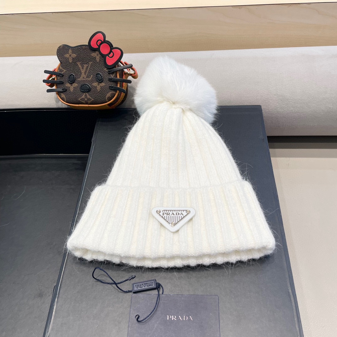 NO:214732,PRADA super classic style. The autumn and winter counter knitted wool hat is very popular with a versatile style. The customized super large fox wool ball has a first-class texture. The pictures are shot. Welcome to show off your face and make it look very easy to match!  Hat fisherman hat baseball hat knit hat, hat, prada, prada, espadrilles, hats19860909PRADA普拉达超经典款 秋冬专柜针织毛线帽,百搭款超火爆,定制超大狐狸毛球质感一流,图片实拍,欢迎比较显脸小出街超好搭配！帽子渔夫帽棒球帽针织帽,帽子,prada,prada,espadrilles,hats,hat